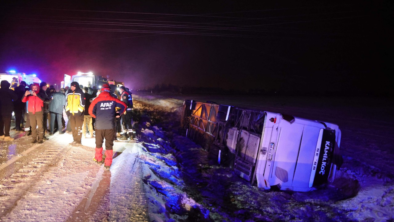 Buzlanma kazayı da beraberinde getirdi: 20 yaralı