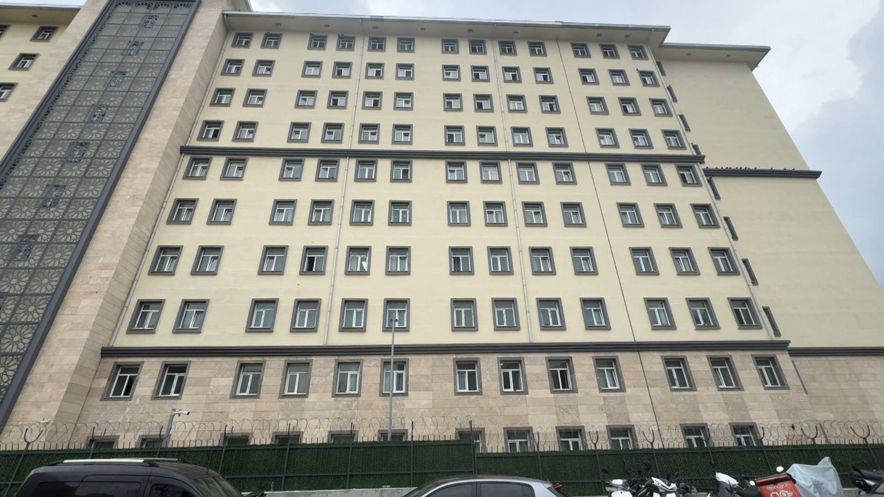 Kız yurduna gizlice girdi, öğrencinin odasında yakalandı