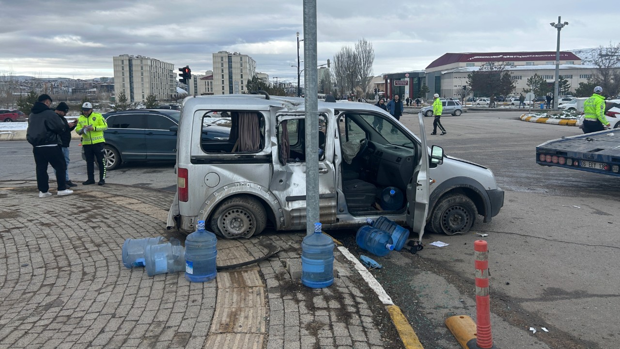 Kavşakta çarpışan iki araç kaldırımdaki üniversiteli Onur'u hayattan kopardı