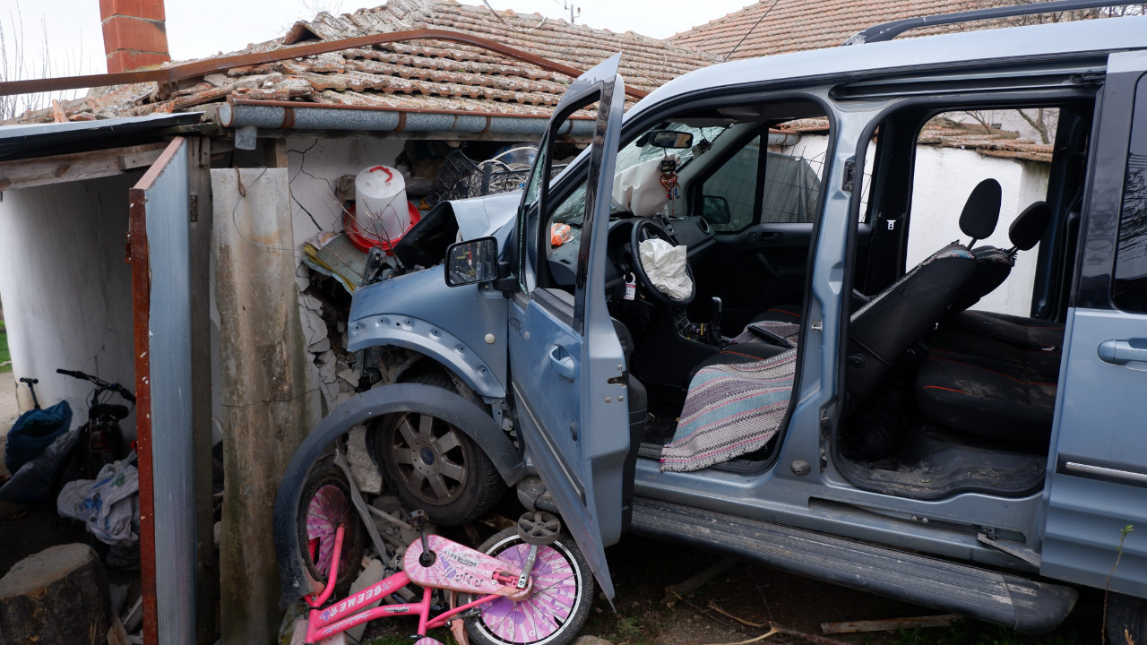 Otomobilin daldığı ev savaş alanına döndü