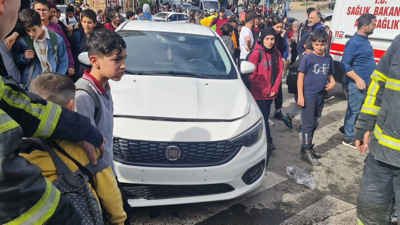 Otomobil öğrencilerin arasına daldı: 2 yaralı