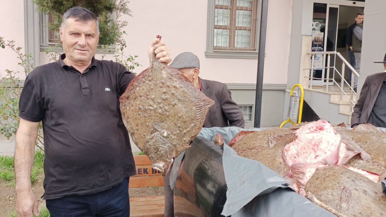 Kaçak avlanan 200 kalkan balığı vatandaşlara dağıtıldı