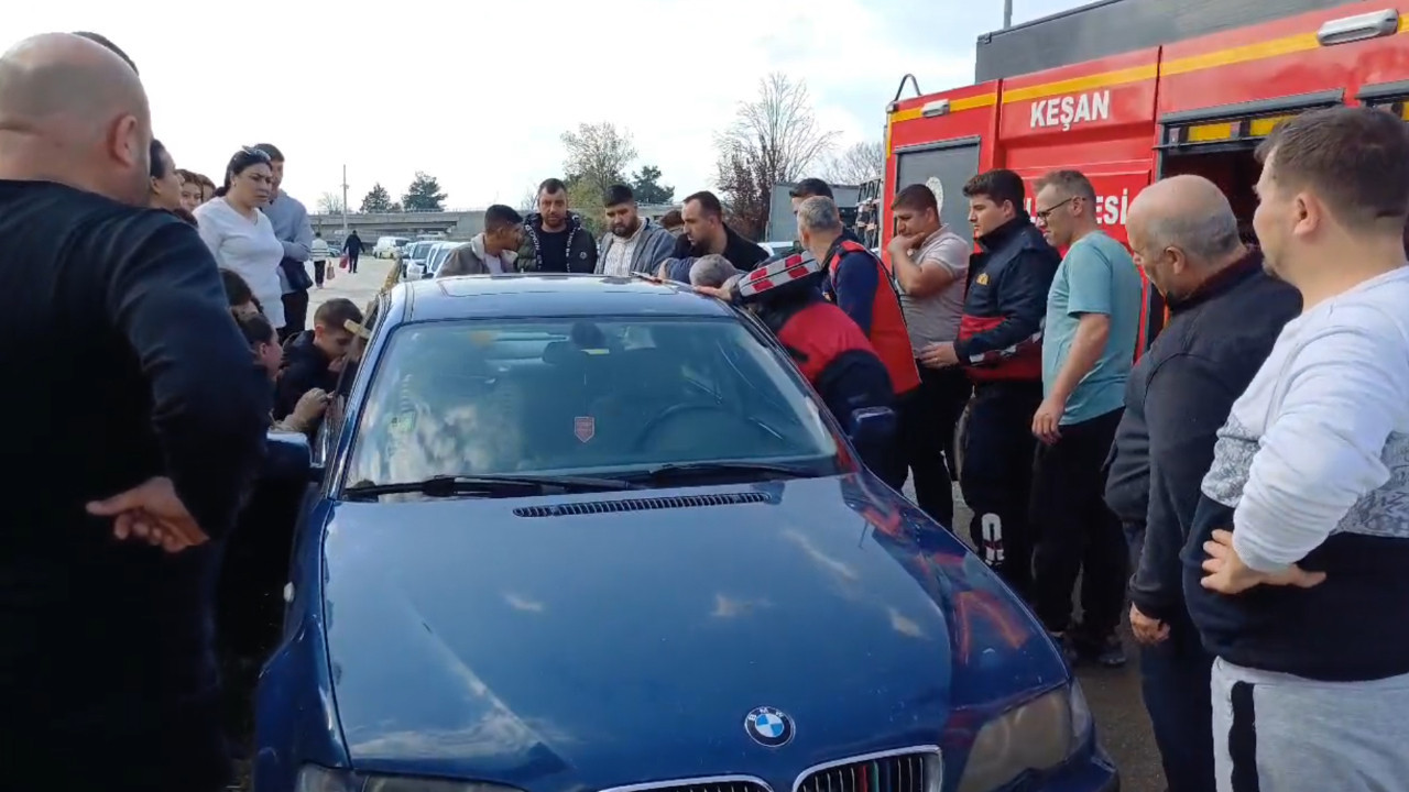 Ailesinin unuttuğu anahtarla kapıları kilitleyince araçta mahsur kaldı