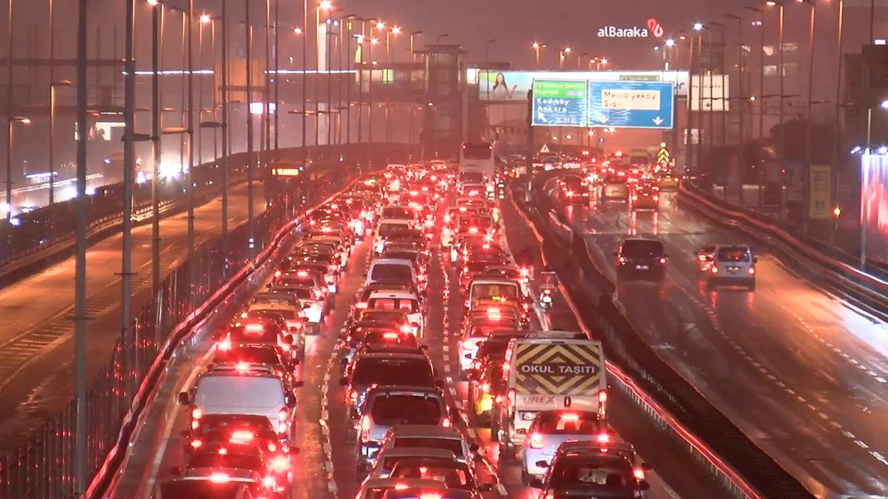 Gece yarısı bile durmadı: İstanbul'da tatil göçü trafiği kilitledi