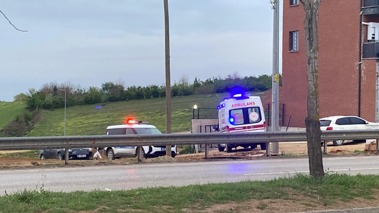 Rezidans önünde 'namus davası'! 2 kişiyi bıçakladılar