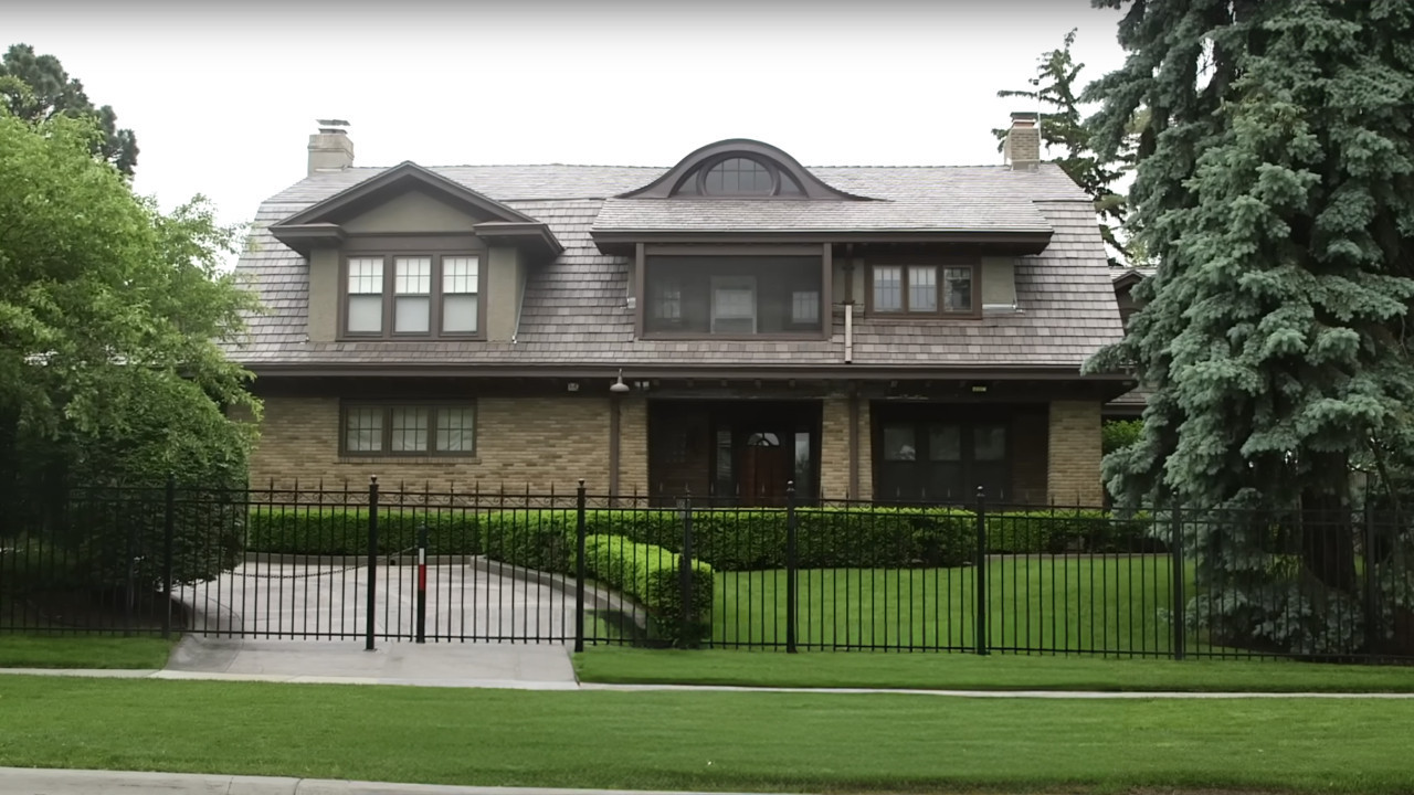 165 milyar doları var, 31 bin 500 dolara aldığı evde yaşıyor