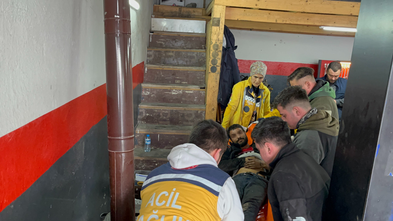 Tamircide otomobilden fırlayan yay hastanelik etti