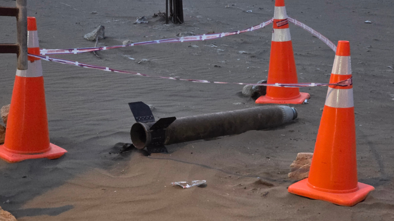 Fırtına sonrası sahile roket vurdu