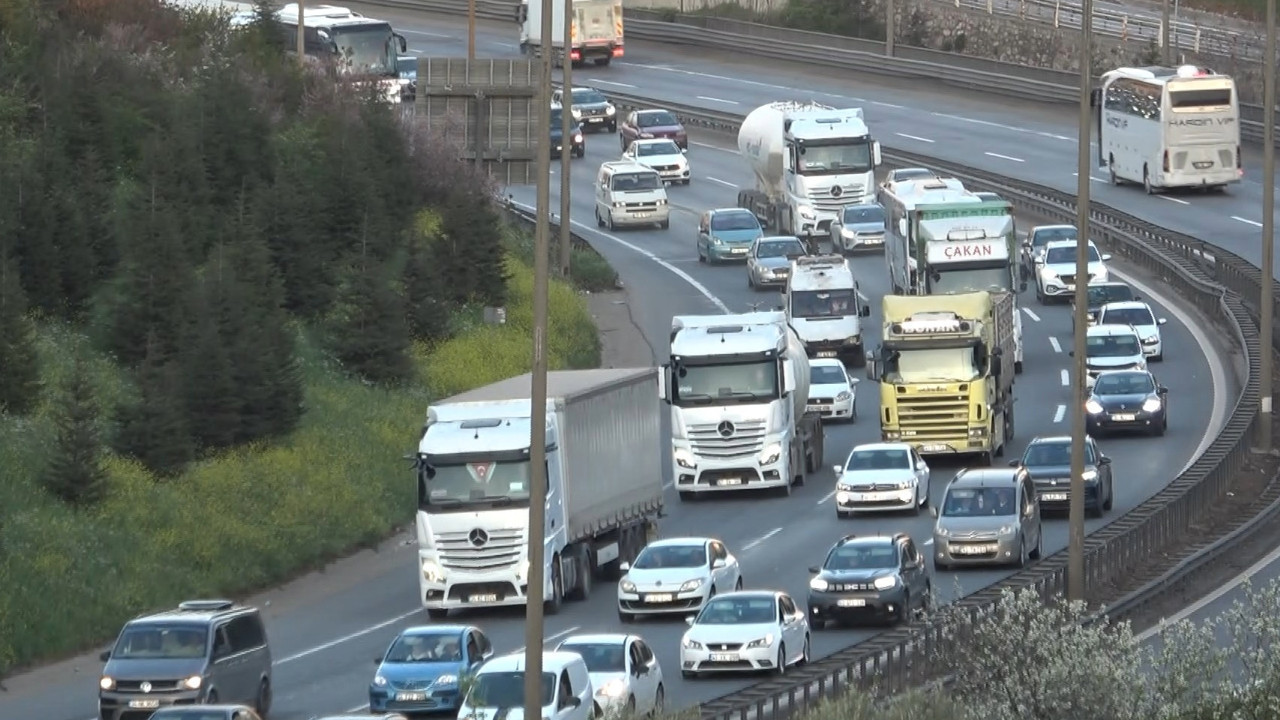 İstanbul'a dönüş başladı trafik kilit