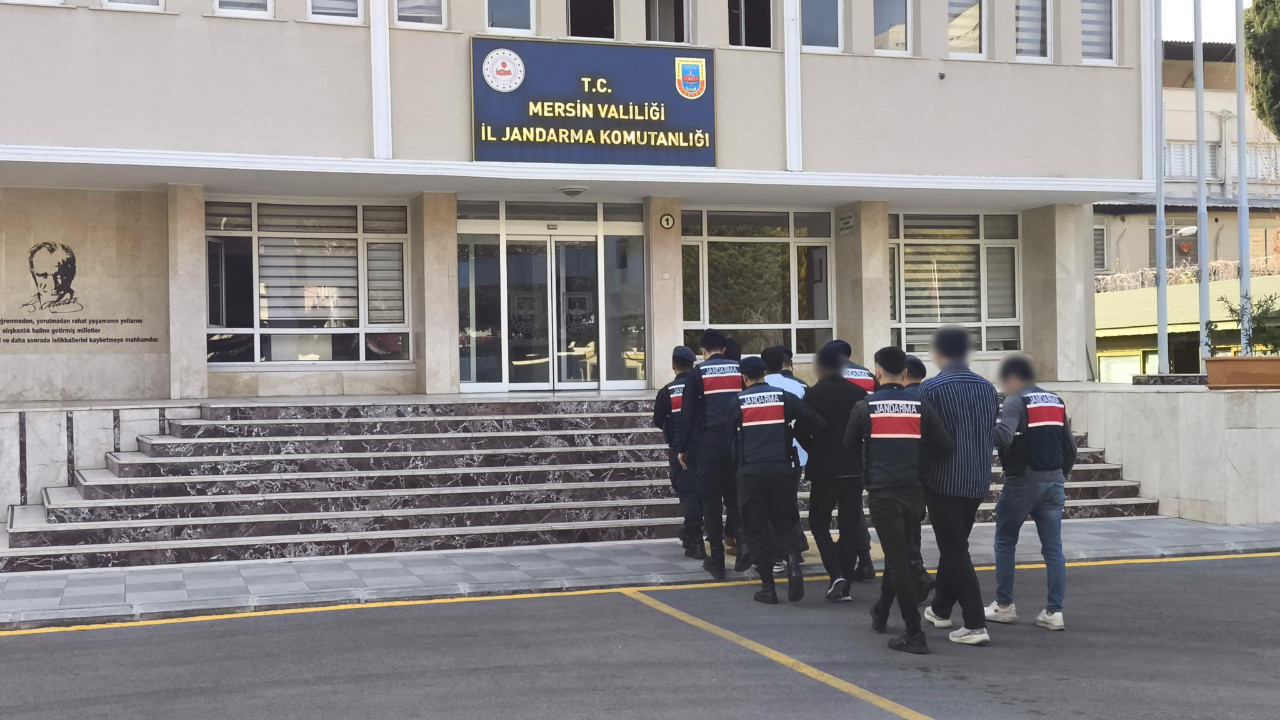 Silahla 4 kişiyi alıkoyup hesaplarını boşalttılar