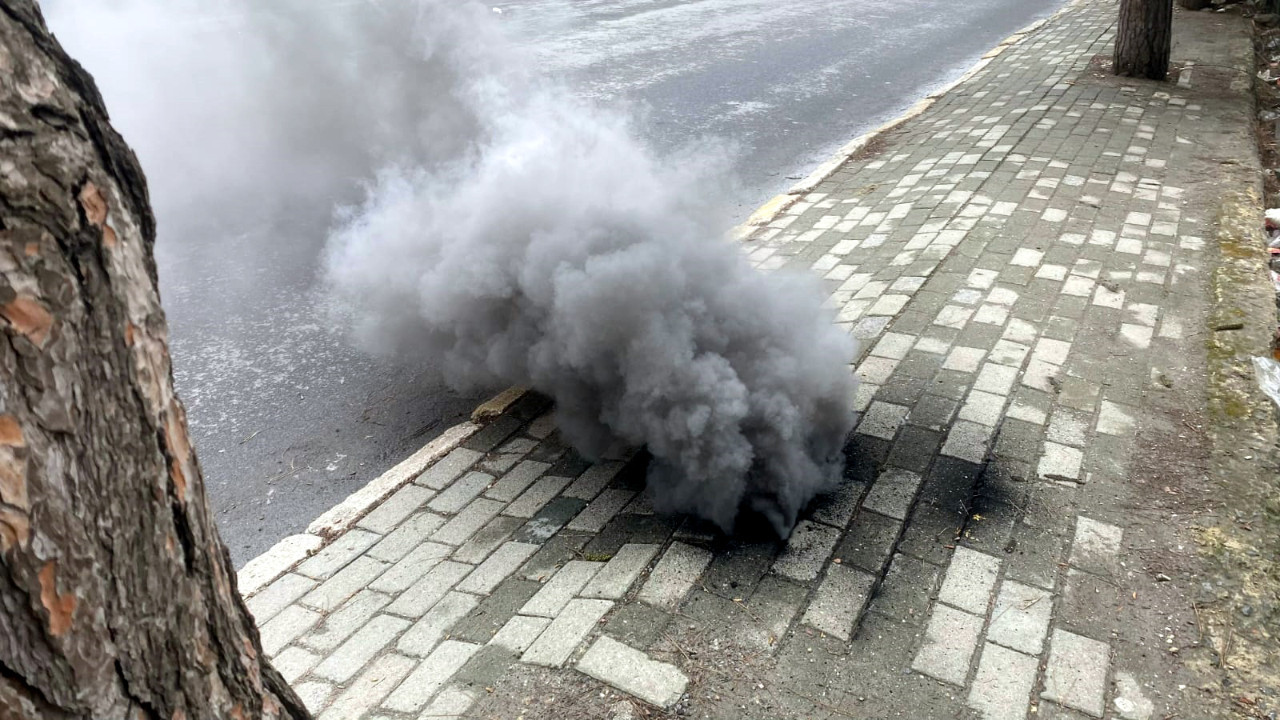 Yer altı kabloları yandı: Caddeyi duman kapladı