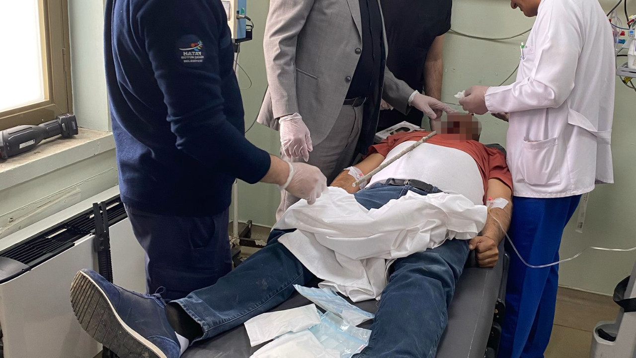 Düşen işçinin yüzüne demir saplandı