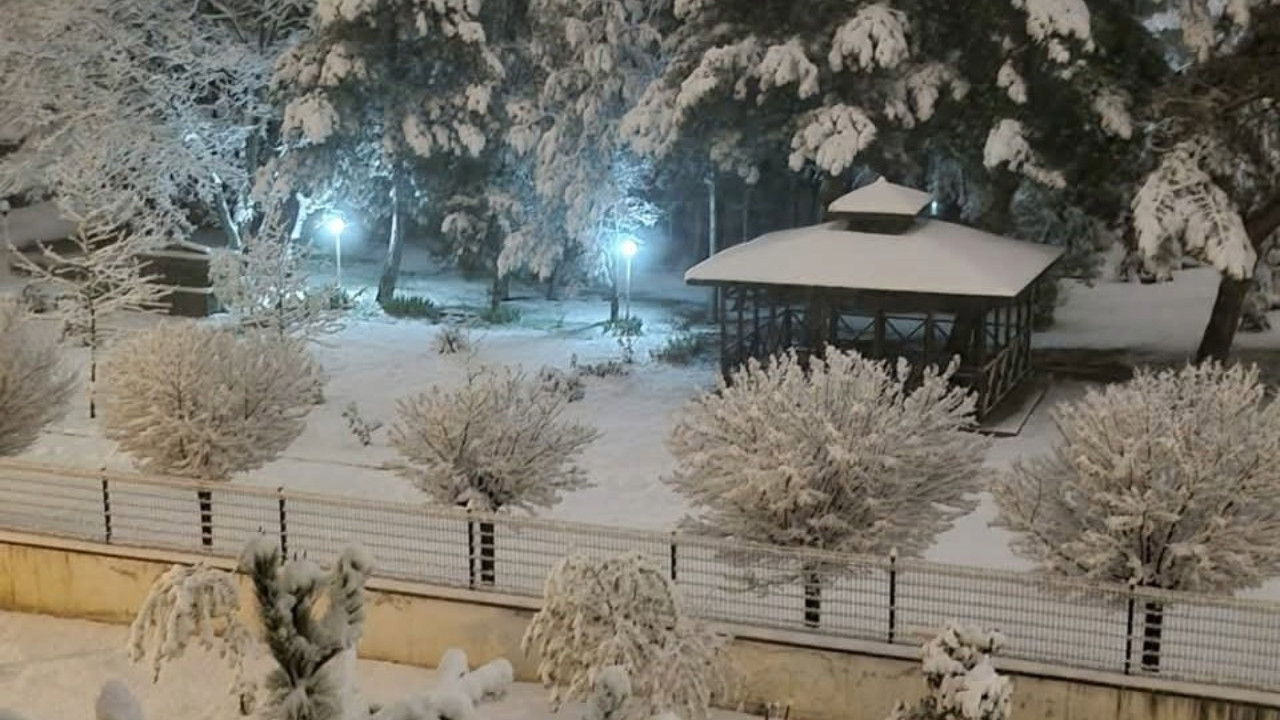 Nisan ayında yağan kar 24 köy yolunu ulaşıma kapattı