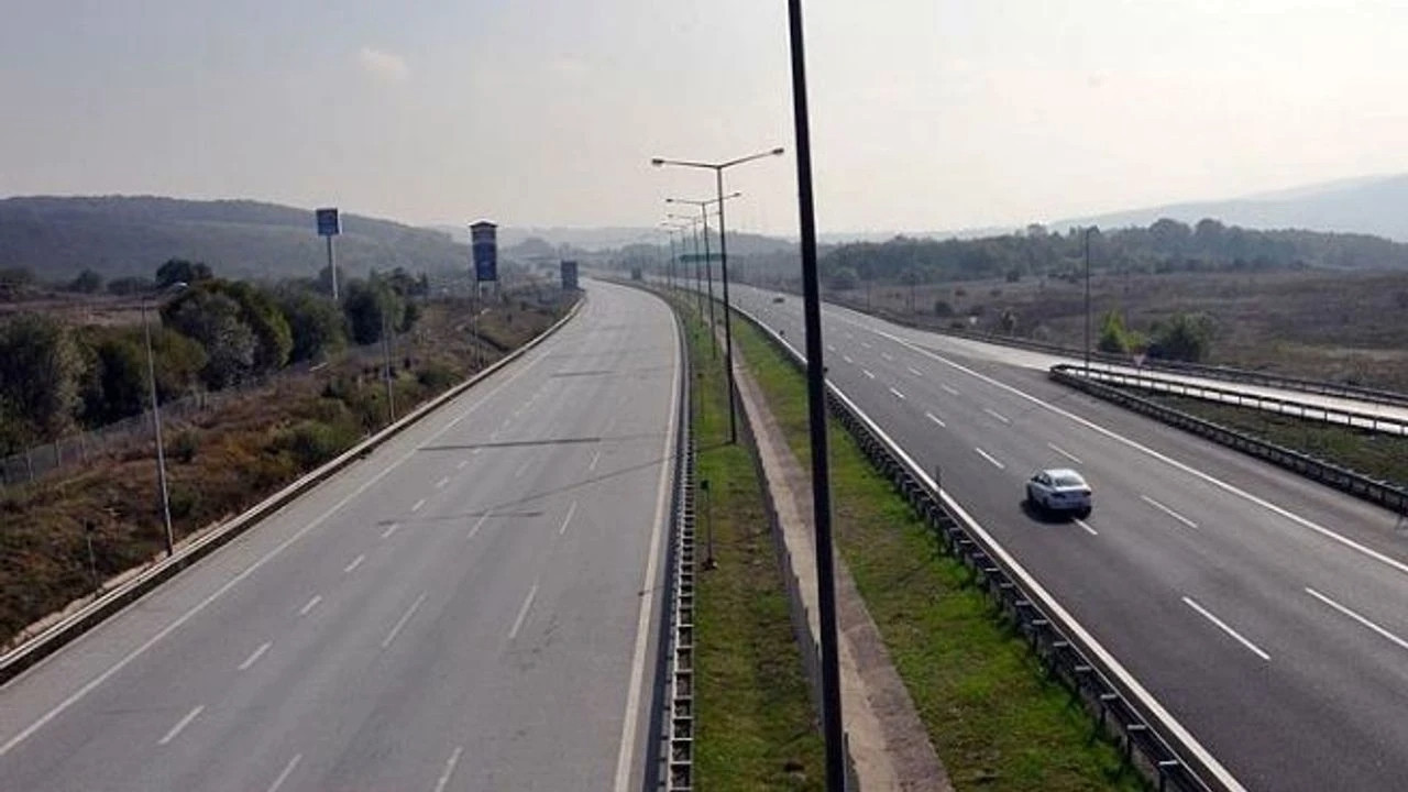 TEM Otoyolu'nu kullanacaklar dikkat: Şerit daraltma yapılacak