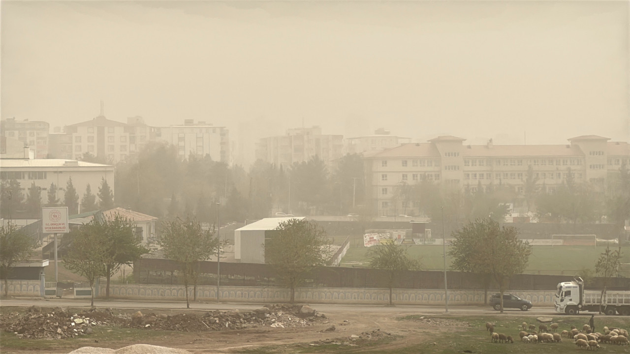 Toz taşınımı hayatı felç etti: Göz gözü görmüyor