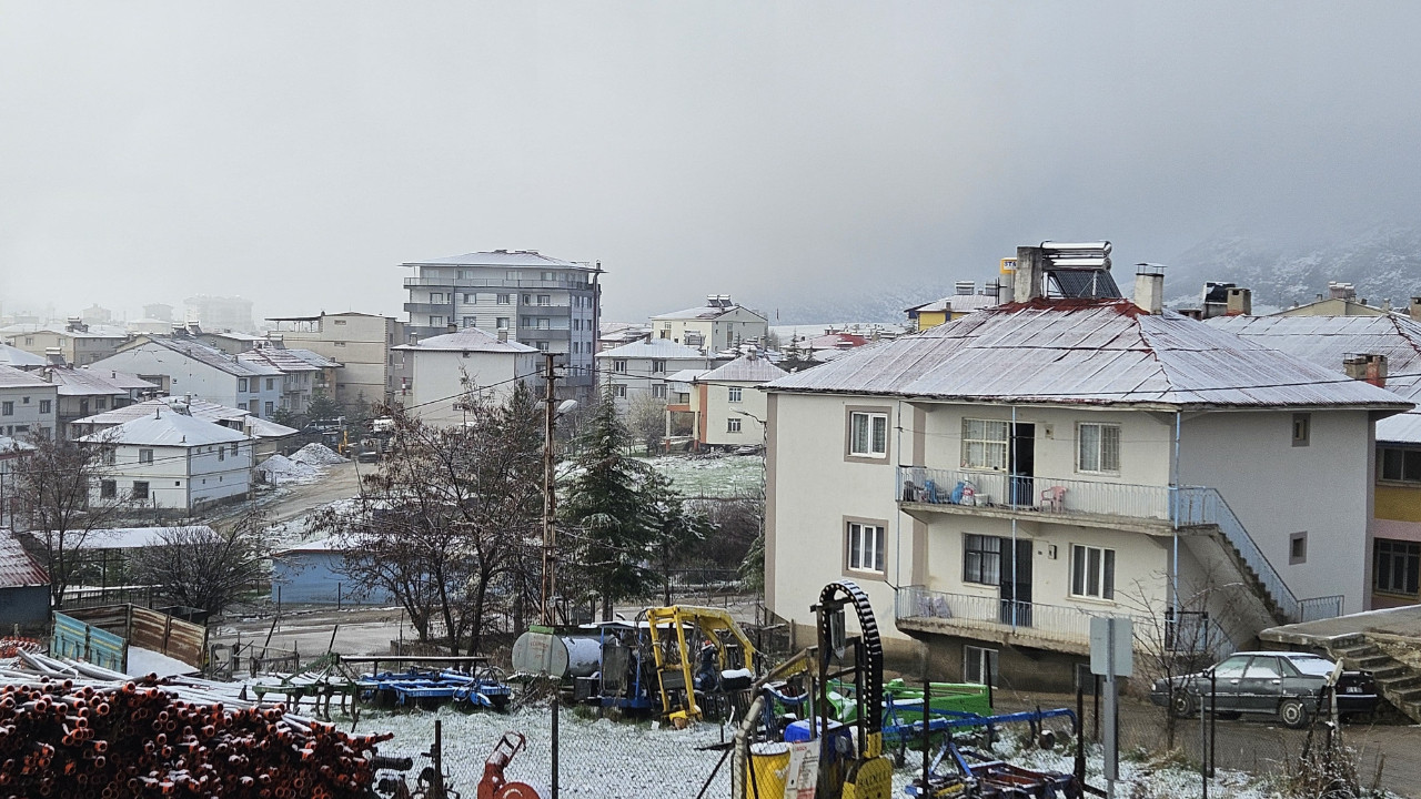 Adana'da kış havası: Çatılar beyaza büründü