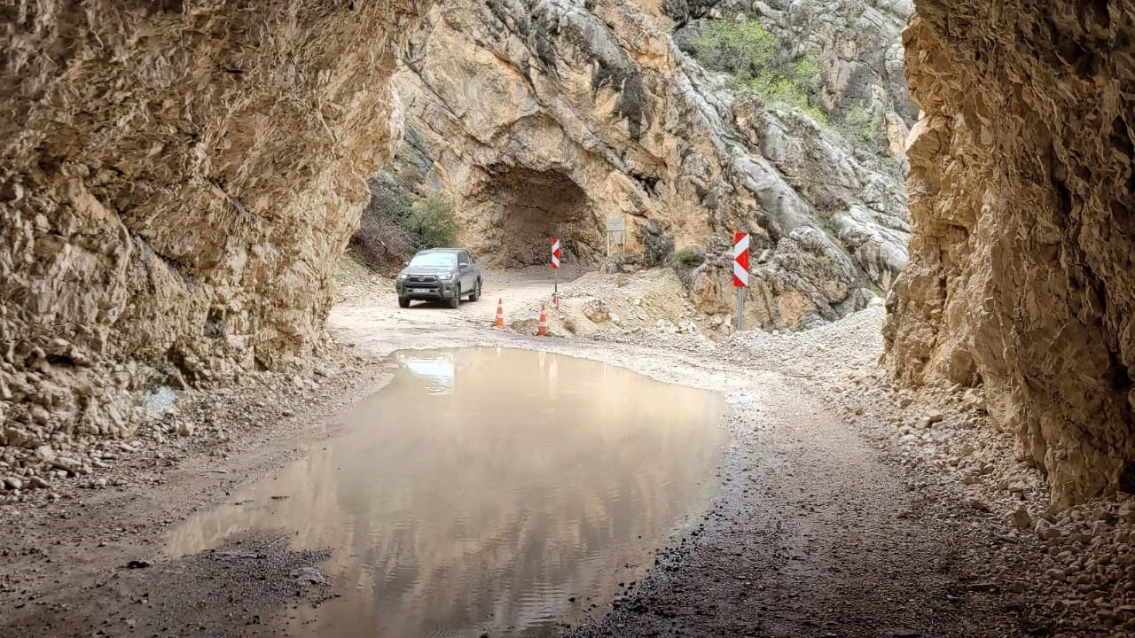 Erzincan'daki 132 yıllık taş yol suyla doldu