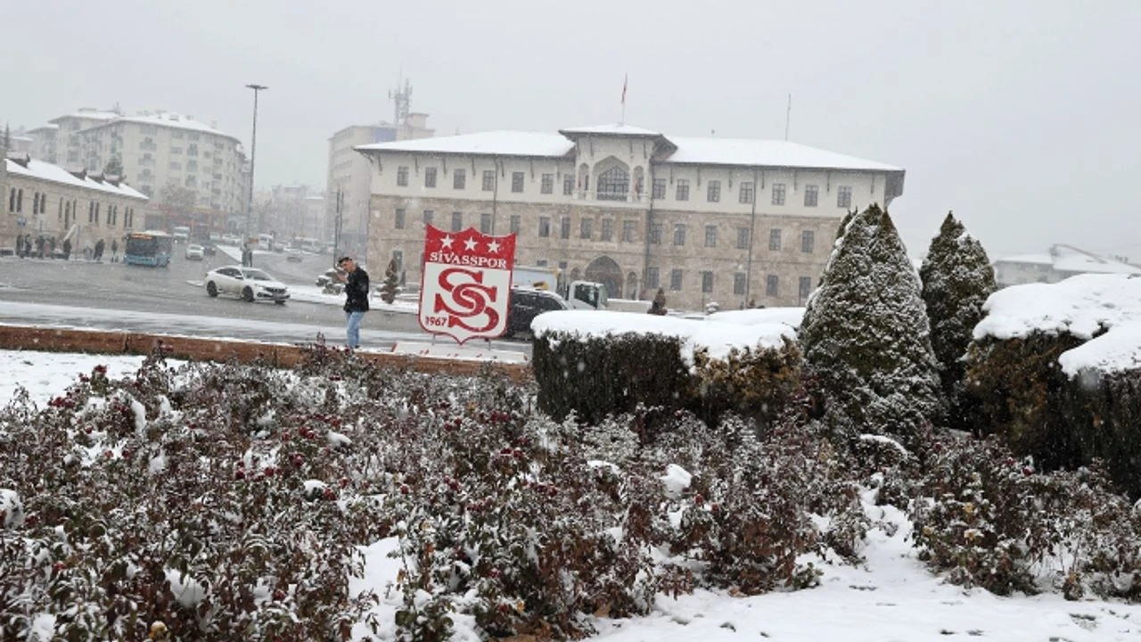 Sivasspor-Fenerbahçe maçında 'nisan' karı sürprizi