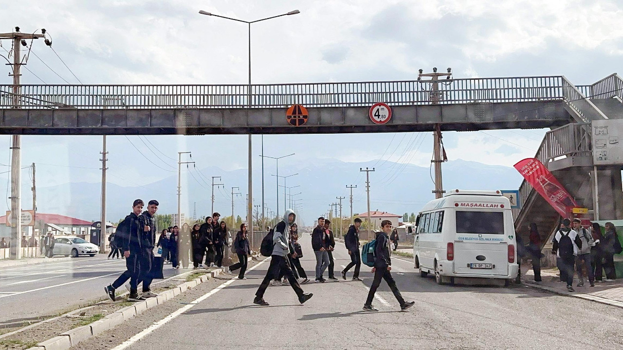 Üst geçit boş, yol dolu: Her gün ölüme davetiye çıkarıyorlar