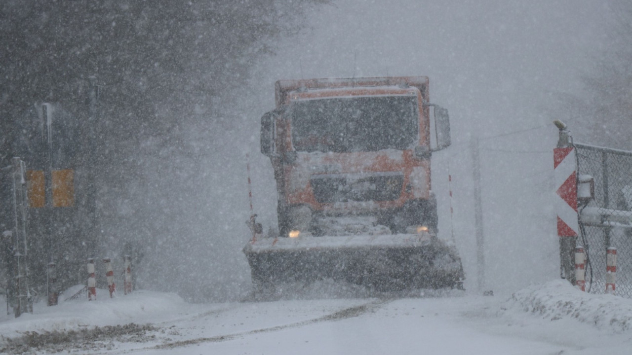 Bolu'da kar görüş mesafesini düşürdü