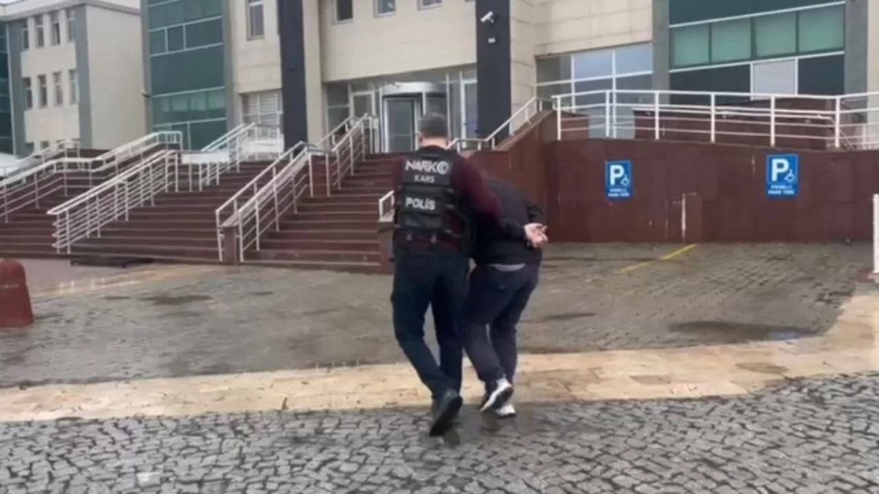 İranlı yolcu makatına uyuşturucu saklamış