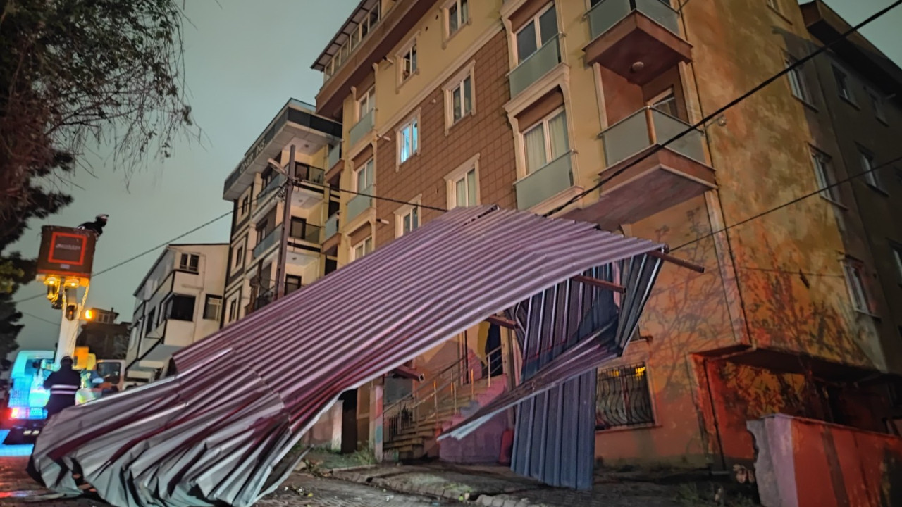 İstanbul'da fırtına: Çatılar uçtu, ağaçlar devrildi