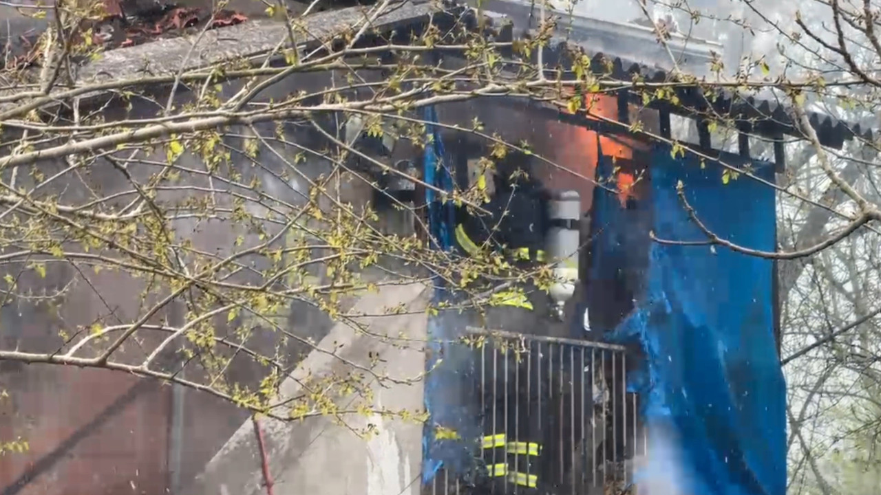 Yaşlı kadın sobayı tutuşturmak isterken yanarak can verdi