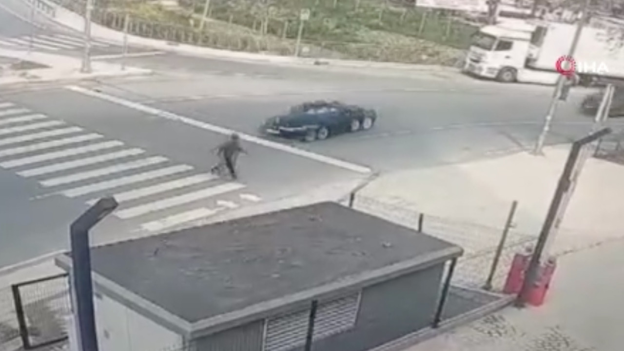 Yaya geçidi ne demek bilmiyorlar: Hiç hız kesmedi, vatandaşın üzerine sürdü