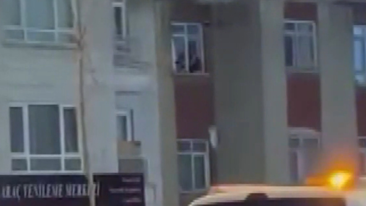 İntihar için cama çıktı, silahını polise çevirince vuruldu