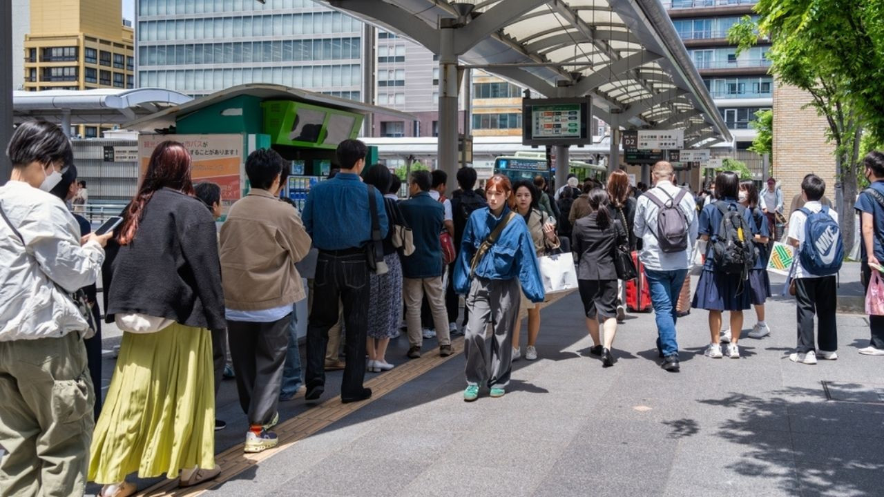 Japonya'da şüpheli paket paniği: Seferler aksadı