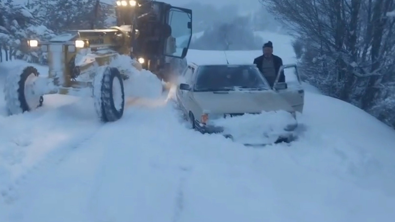 Köy yolunda mahsur kalan aile greyderle kurtardı