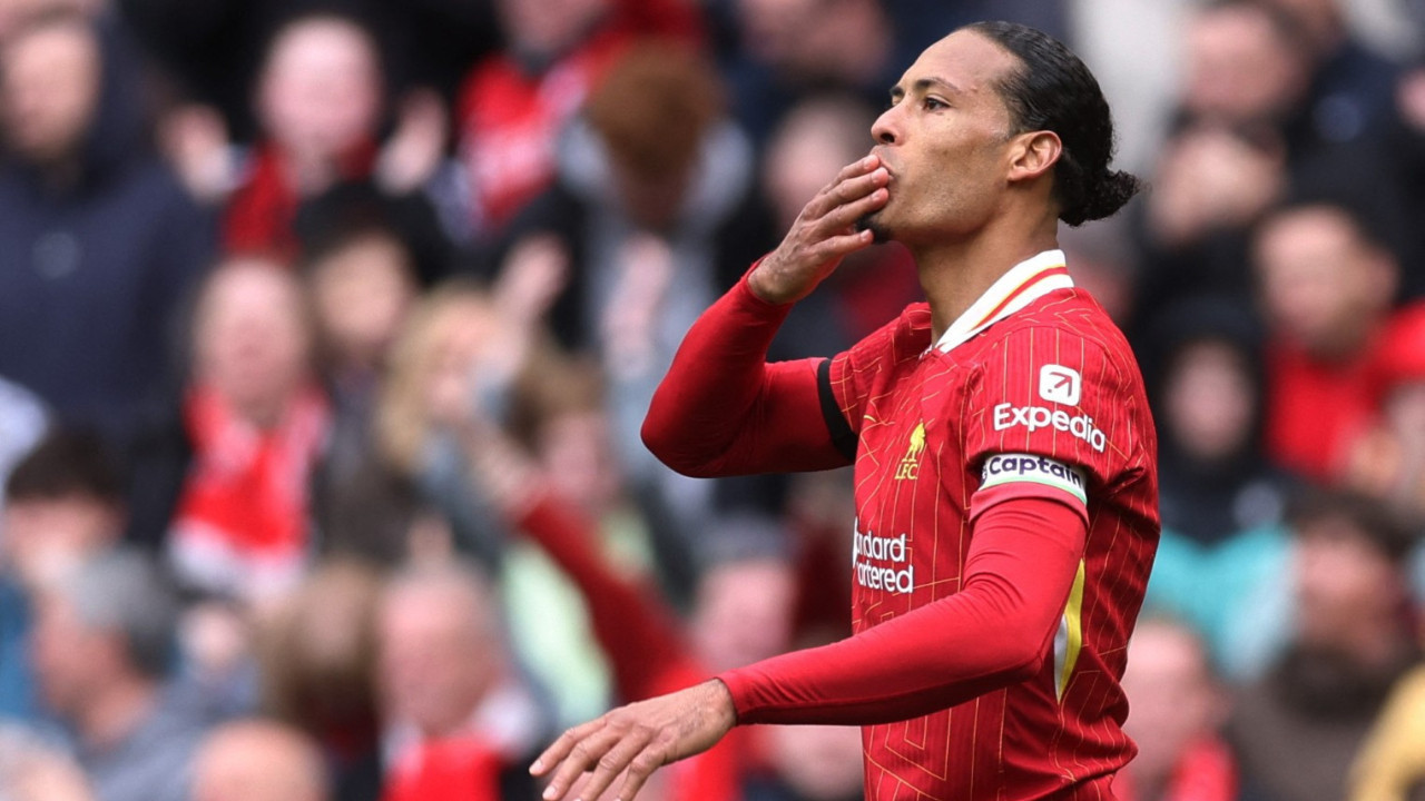 Liverpool şampiyonluğa yürüyor: Kaptan Van Dijk 89'da sahne aldı