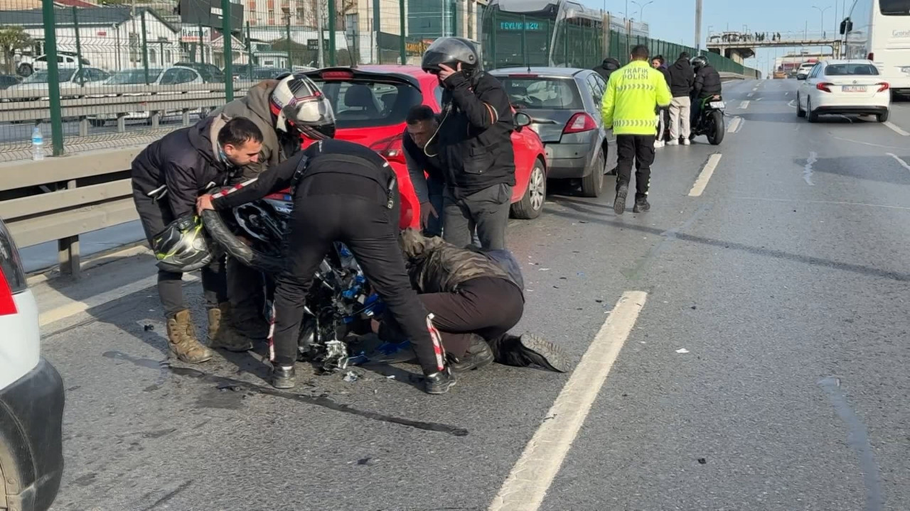 Motosikletle babasının otomobiline çarptı