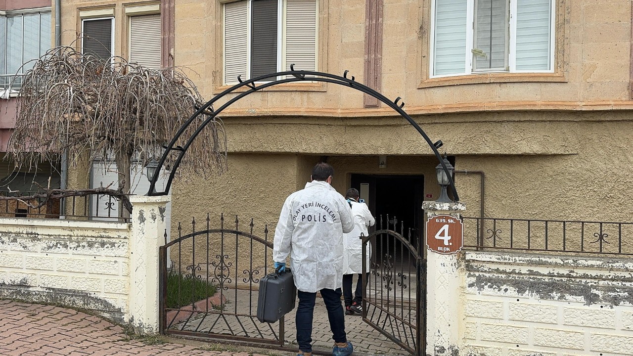 43 yaşındaki kadın ölü bulundu: Evinden çok sayıda sahte alkol şişesi çıktı