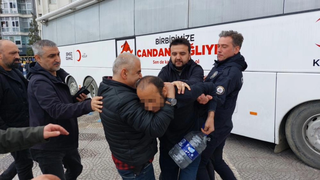 'Mahalleye yol yapılmadı' diye kendini yakmak istedi, zabıta adamı 'kandırdı'