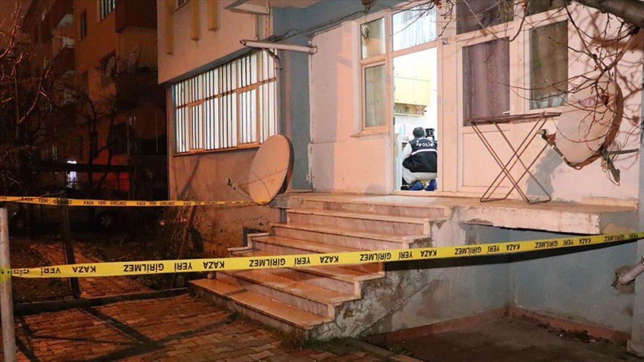 Çocuğunun gözü önünde önce eşini sonra kendini bıçakladı