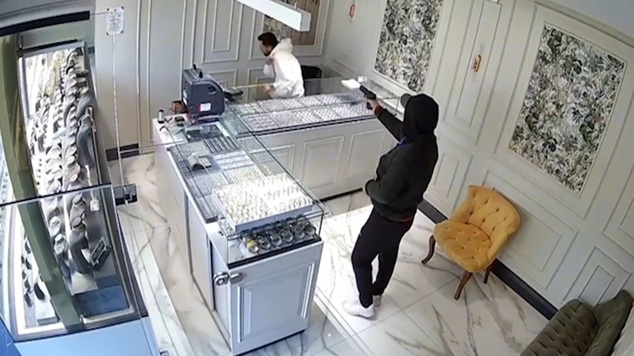 Önce selam verdi, sonra silah çekti
