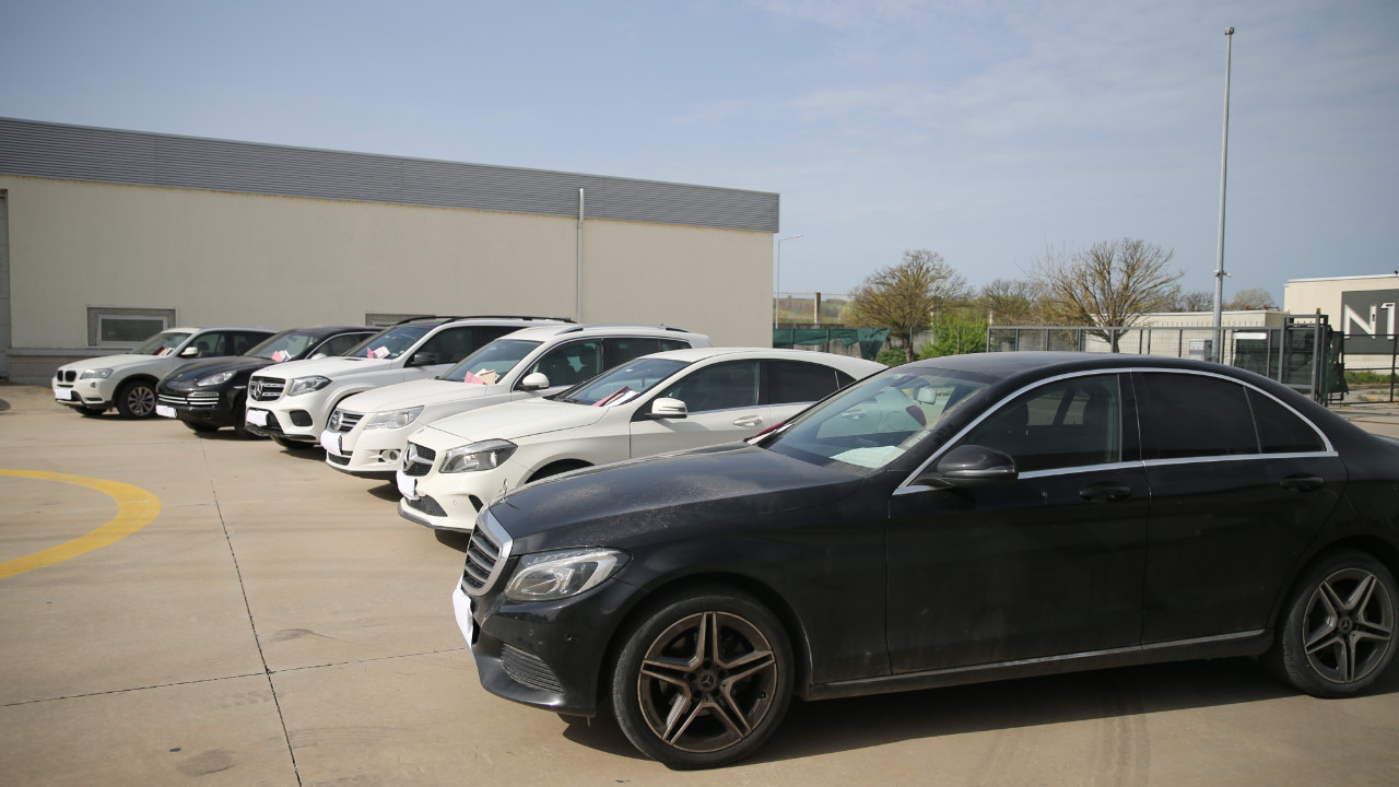 Sahte emeklilik belgesiyle sokacaklardı: Lüks otomobiller yakalandı