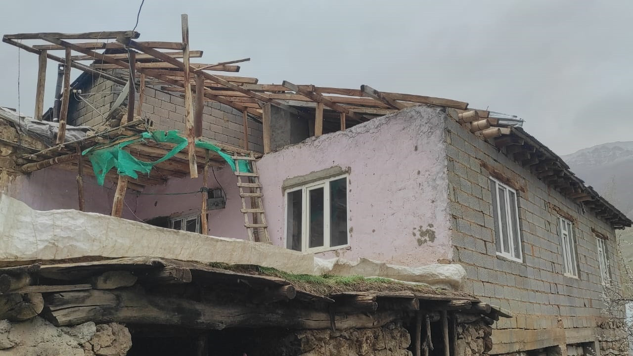 Nisan ayında kabusu yaşadılar: Çatılar uçtu, ağaçlar devrildi, hala yardım bekliyorlar