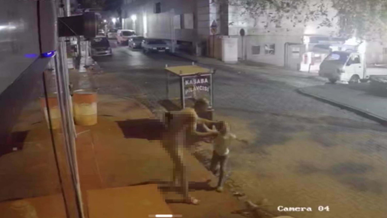 Çırılçıplak sokağa çıktı: Eşini öldürüp küçük kızını defalarca bıçakladı