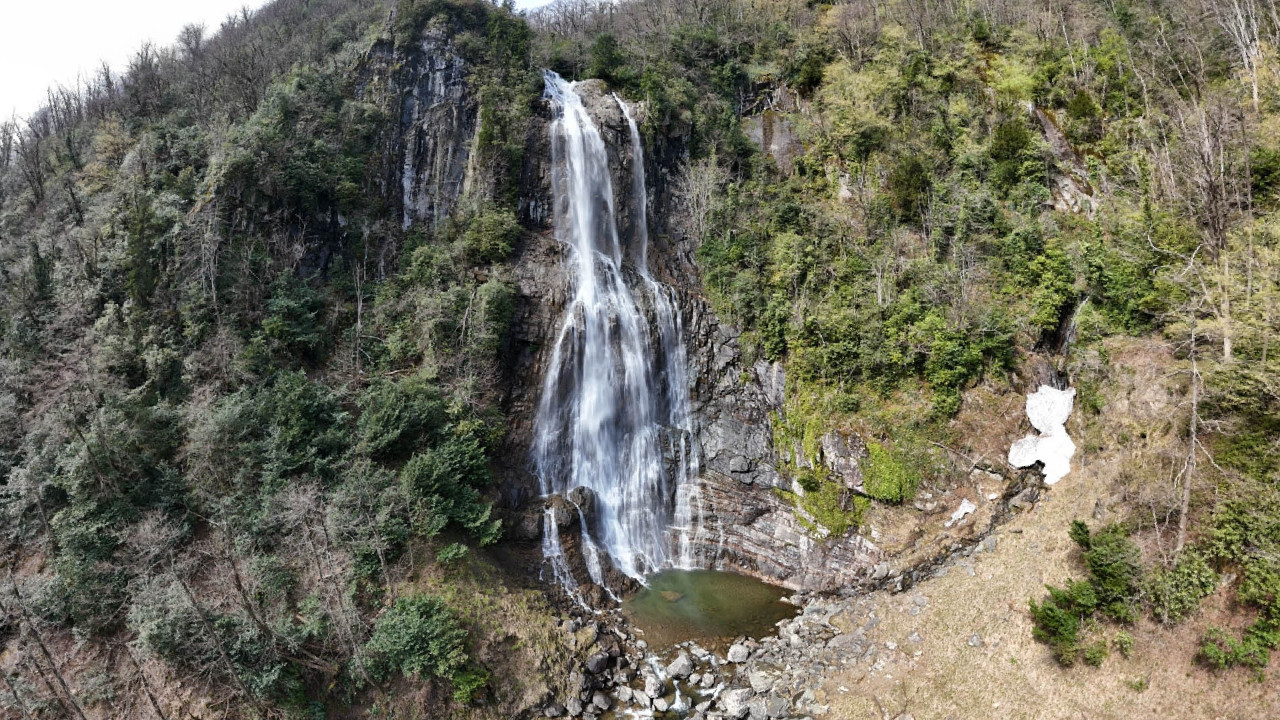 Karlar eriyince canlandı: 90 metreden dökülüyor, baharda coşuyor