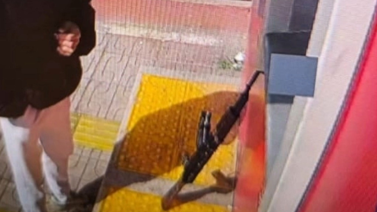 ATM önünde endişe yaratan görüntü: Tüfekle geldi