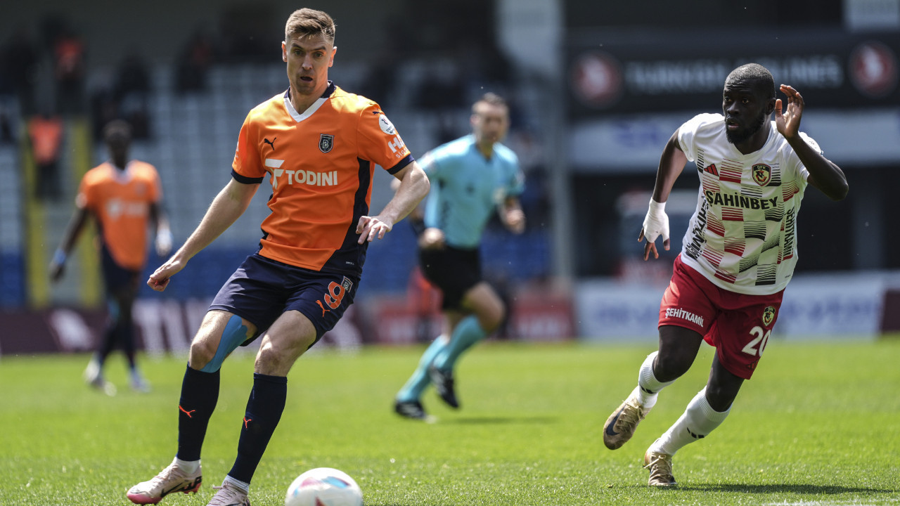 Başakşehir-Gaziantep maçının ilk yarısında gol şov: İkinci yarısına kırmızı kart şov!