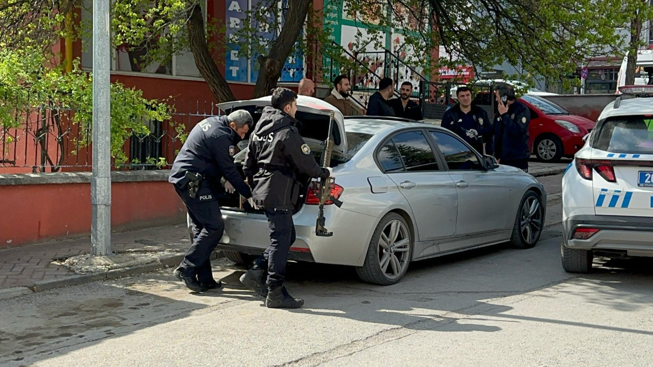 Sürücüsünün 'dur' ihtarına uymadığı araçtan uzun namlulu silah çıktı