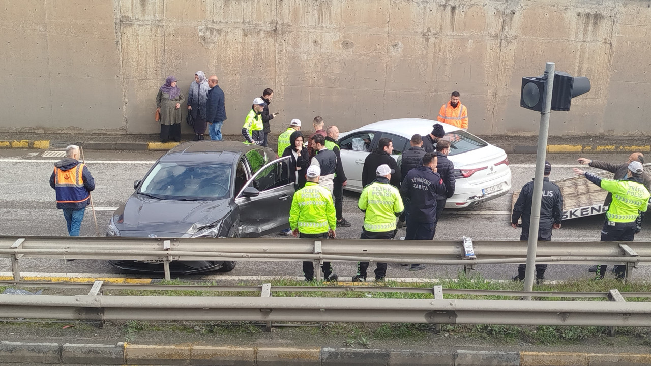 25 araç birbirine girdi: Yaralılar var