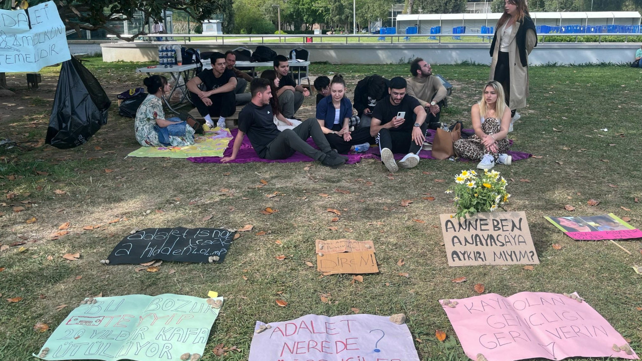 İzmirli gençler oturma eyleminde