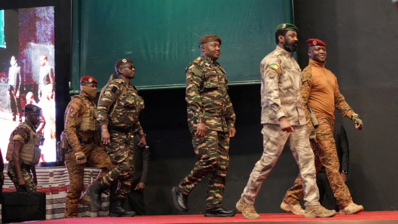 Afrika ülkesi tüm siyasi partileri feshetti