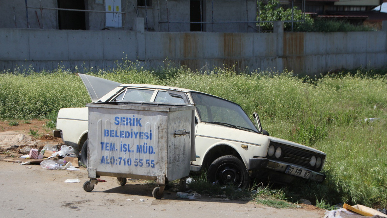 Hacizli aracı çöpe attılar
