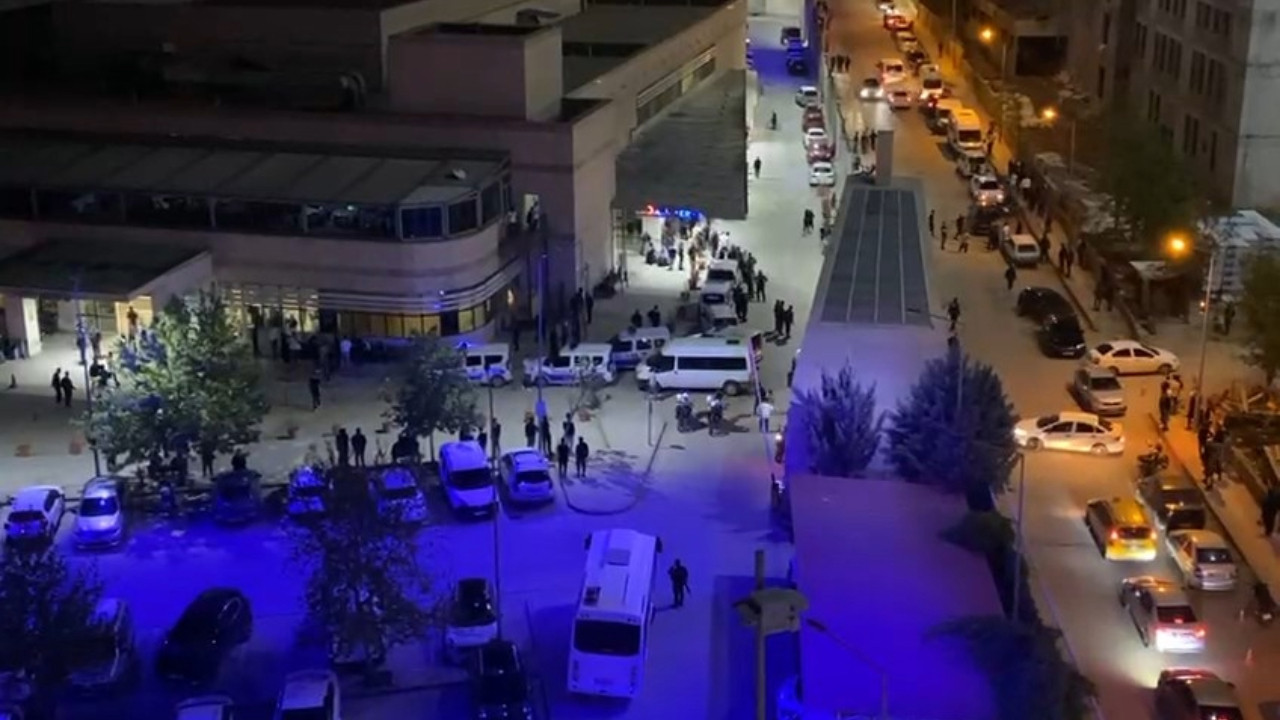 Mahallede başlayan kavga hastanede devam etti