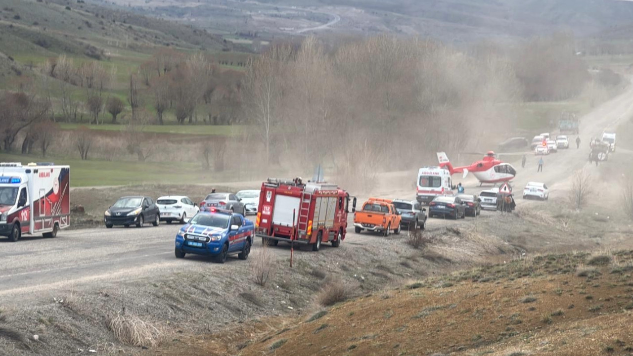 Kamu personelini taşıyan minibüs kaza yaptı: 2 ölü 16 yaralı